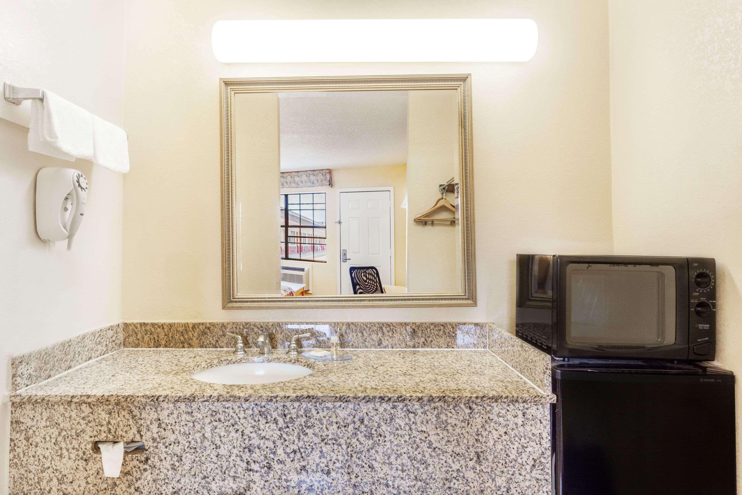 Days Inn By Wyndham Yazoo City Экстерьер фото